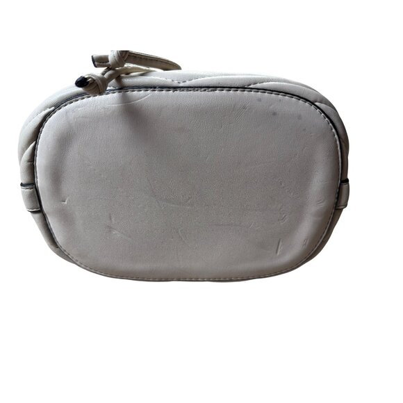 Steve Madden White Quilted Faux Leather Bucket Bag With Drawstring Closure - Picture 4 of 9